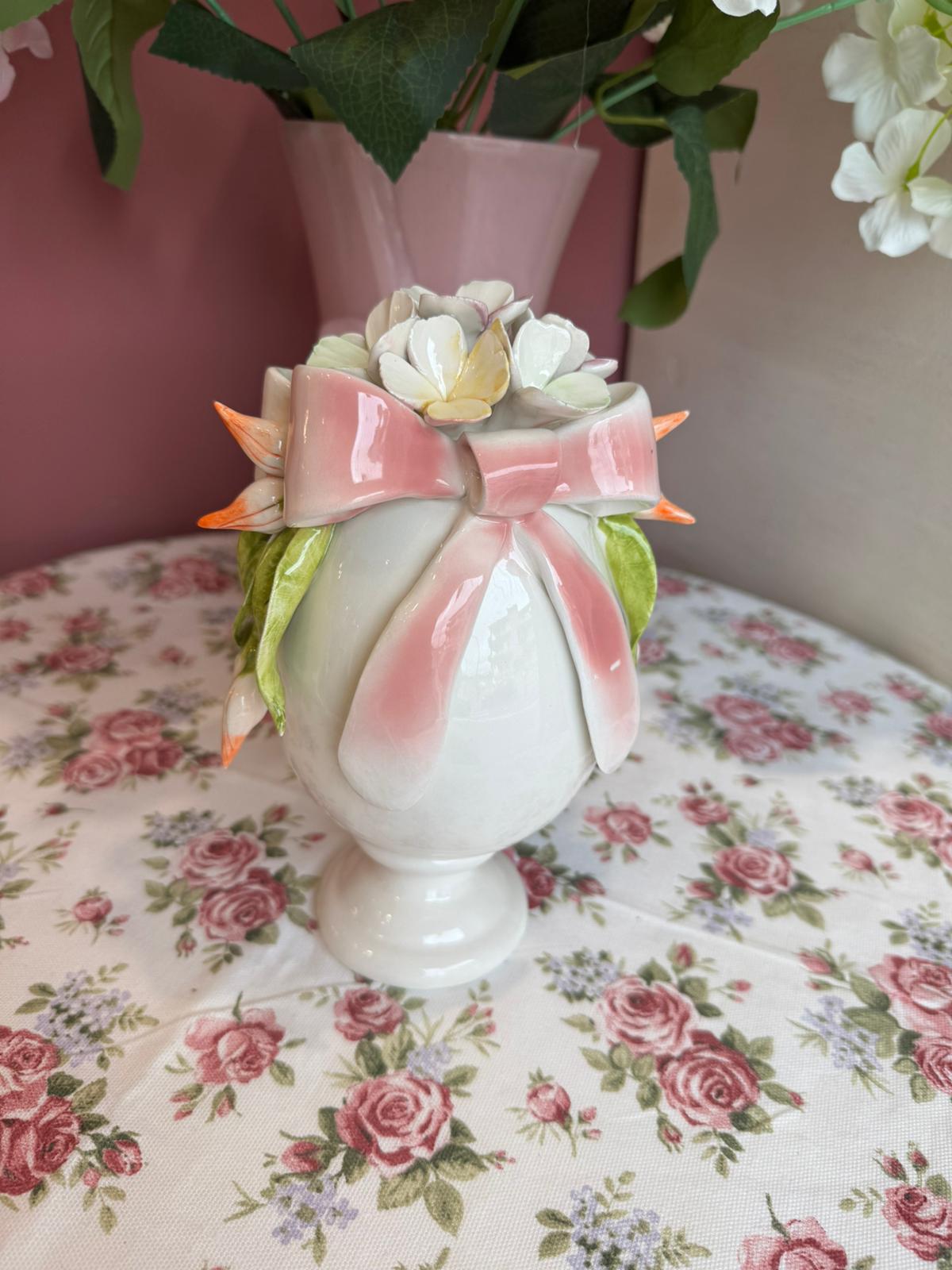 Uovo in porcellana di Capodimonte su base con fiocco e fiori - H.19 cm
